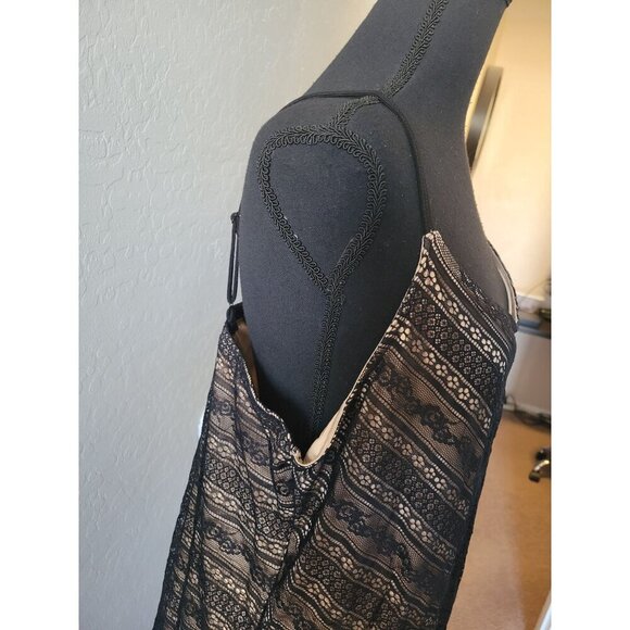 Torrid Lace V Neck Sleeveless Blouse Size 2 Office Wear Preppy Formal Event - Picture 2 of 7